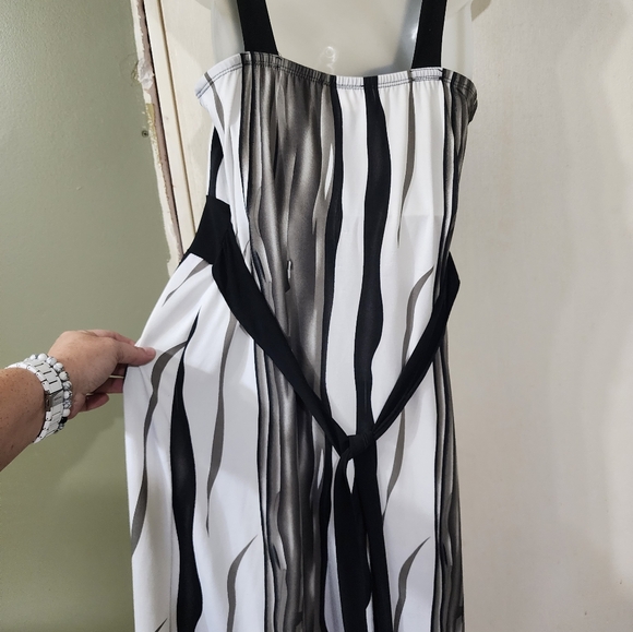 NWOT- Super cute and perfect for summer!! NWD dress, Sz Med but very forgiving! - Picture 2 of 4